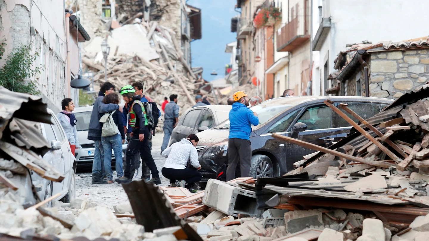 Gente espera en la calle tras el terremoto en el centro de Italia Gente espera en la calle tras el terremoto en el centro de Italia