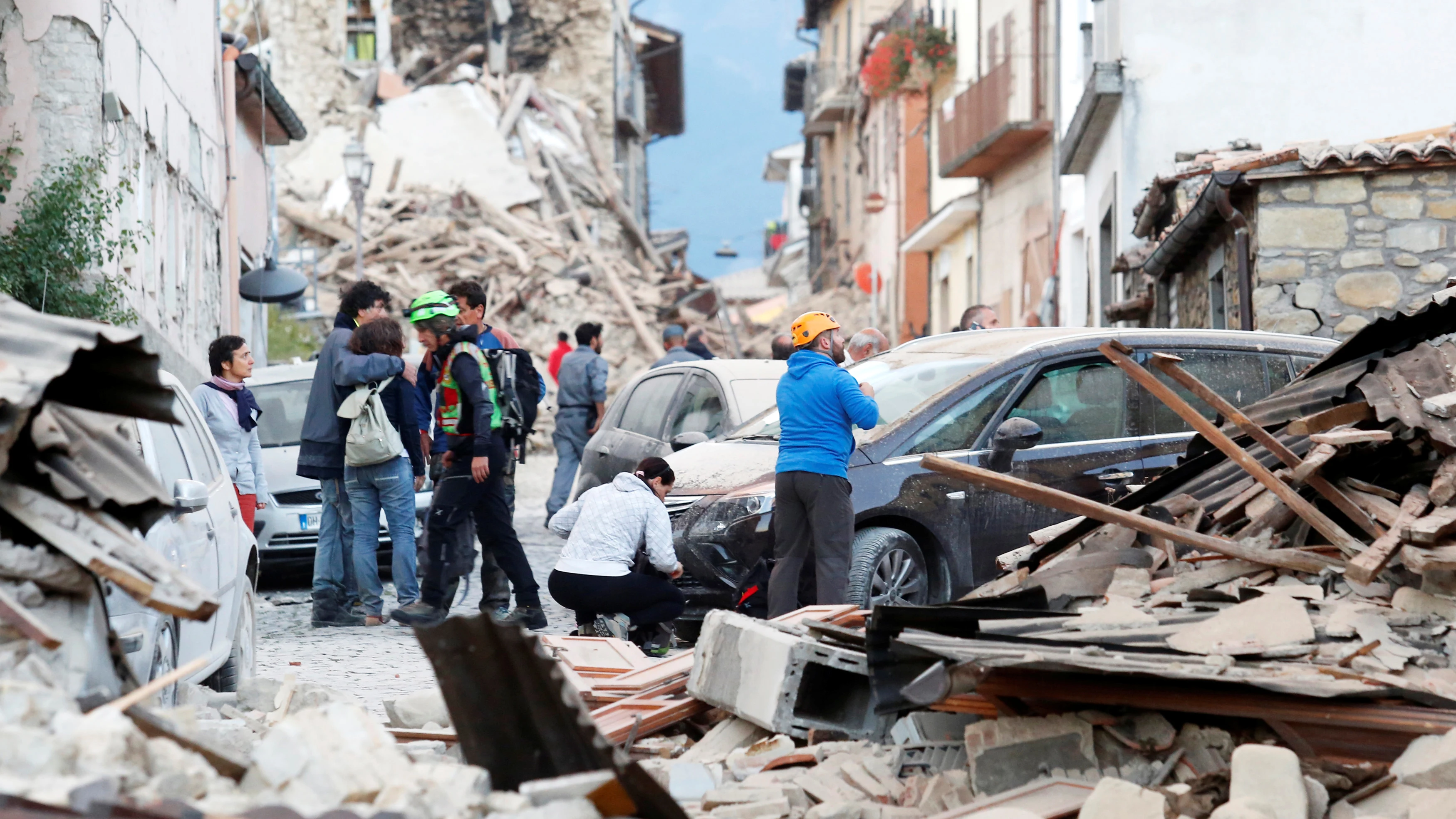 Gente espera en la calle tras el terremoto en el centro de Italia