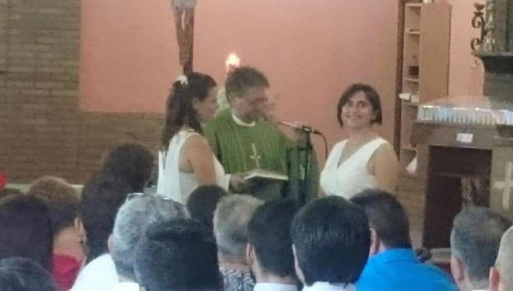 El obispo bendiciendo a las dos chicas