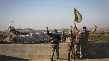 Tres soldados turcos hacen el signo de la victoria