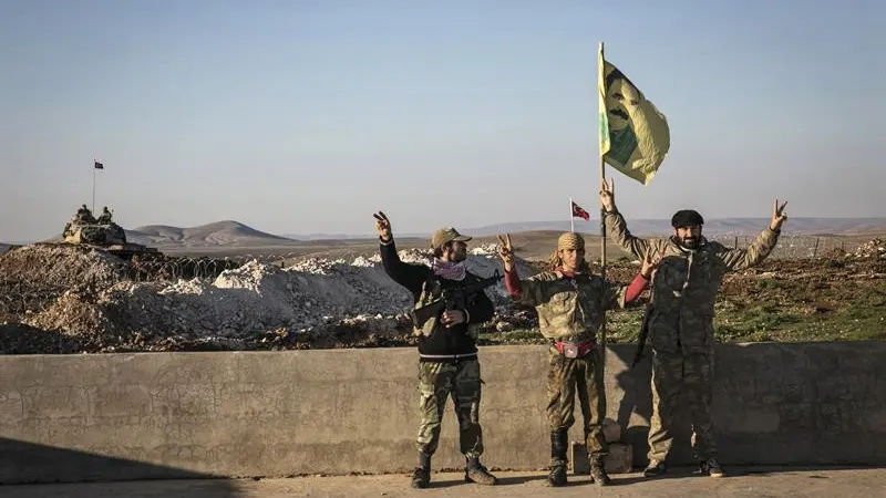 Tres soldados turcos hacen el signo de la victoria