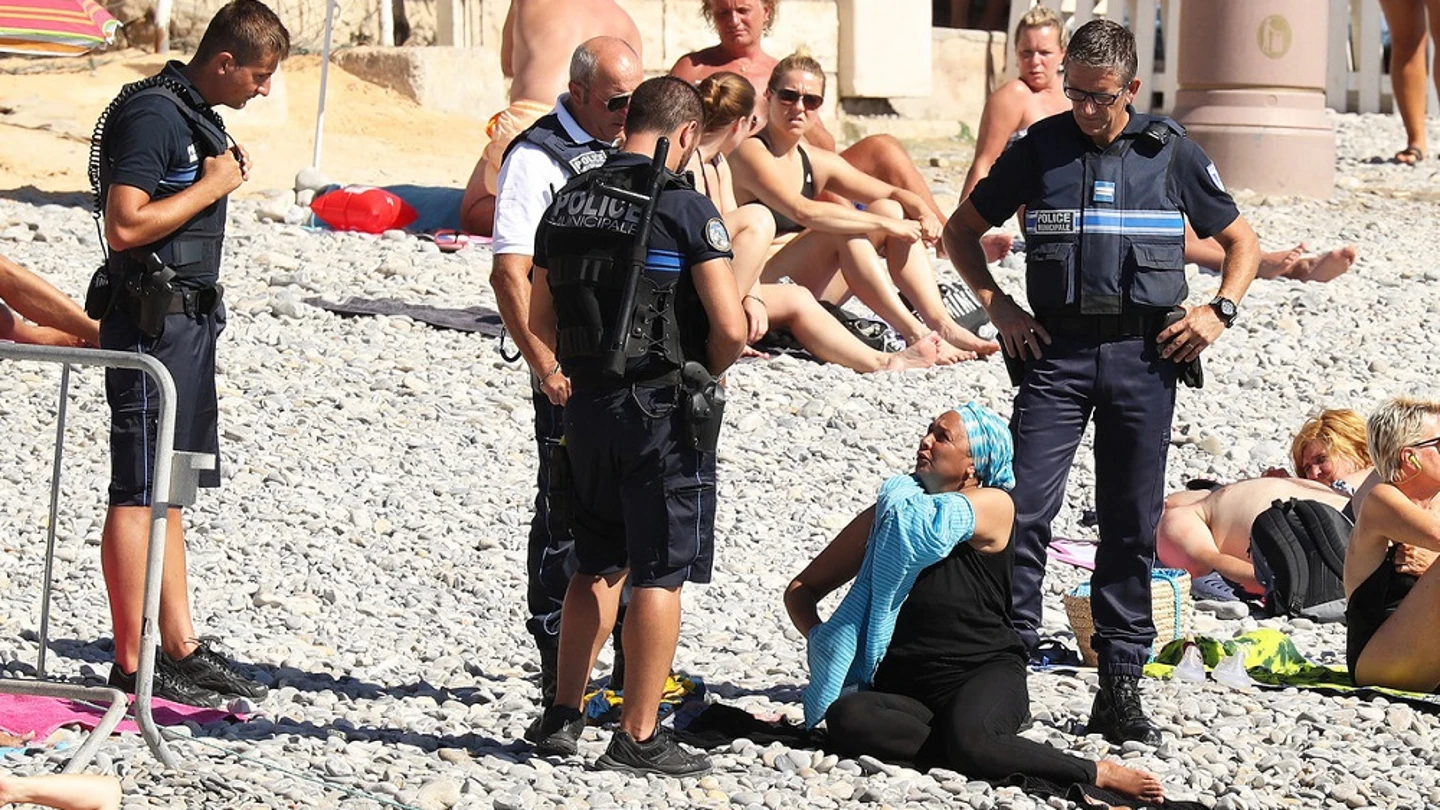 Las autoridades francesas obligan a una mujer a quitarse el 'burkini' Las autoridades francesas obligan a una mujer a quitarse el 'burkini'
