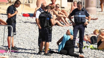 Las autoridades francesas obligan a una mujer a quitarse el 'burkini'