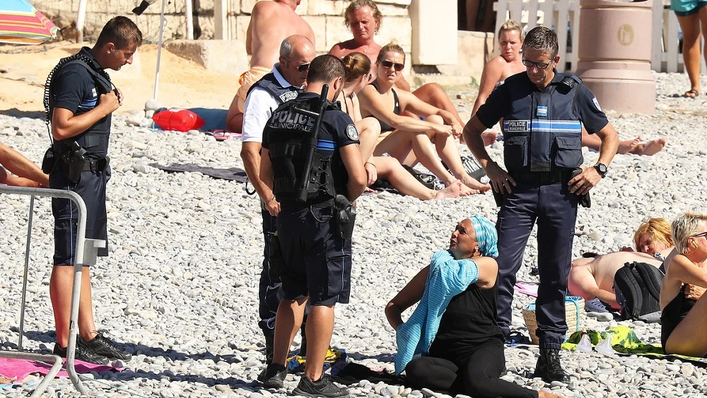 Las autoridades francesas obligan a una mujer a quitarse el 'burkini'