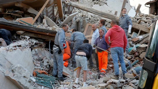 Equipos de rescate buscan bajo los escombros Equipos de rescate buscan bajo los escombros