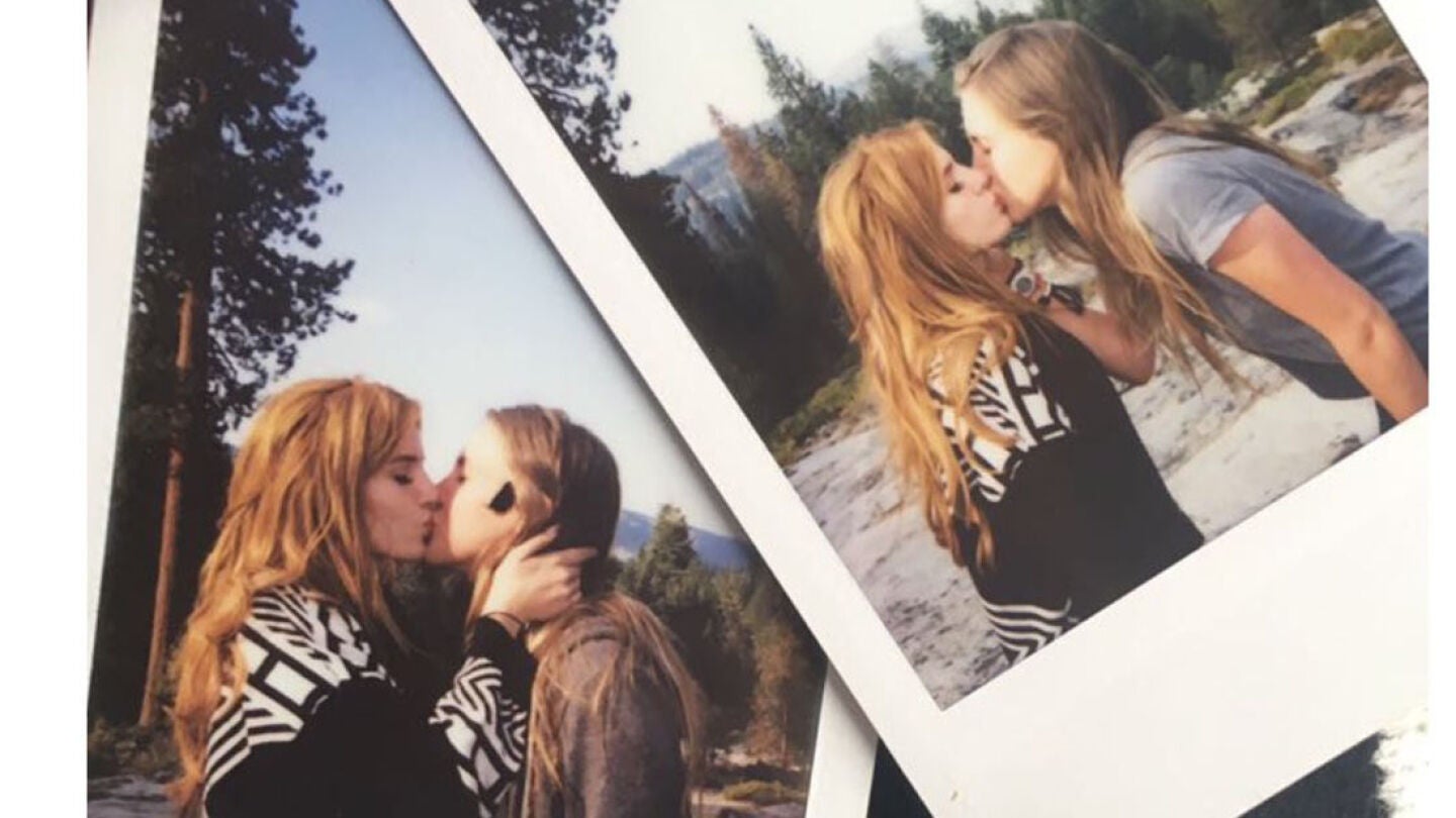 Bella Thorne d&aacute;ndose un beso con su supuesta novia