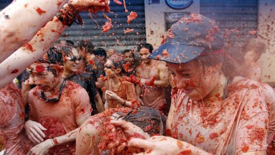 Varios j&oacute;venes, durante la Tomatina en a&ntilde;o pasado 