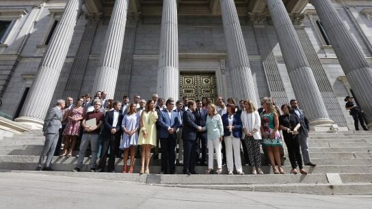 inuto de silencio en el exterior del Congreso de los Diputados