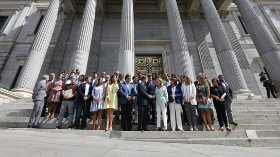inuto de silencio en el exterior del Congreso de los Diputados inuto de silencio en el exterior del Congreso de los Diputados