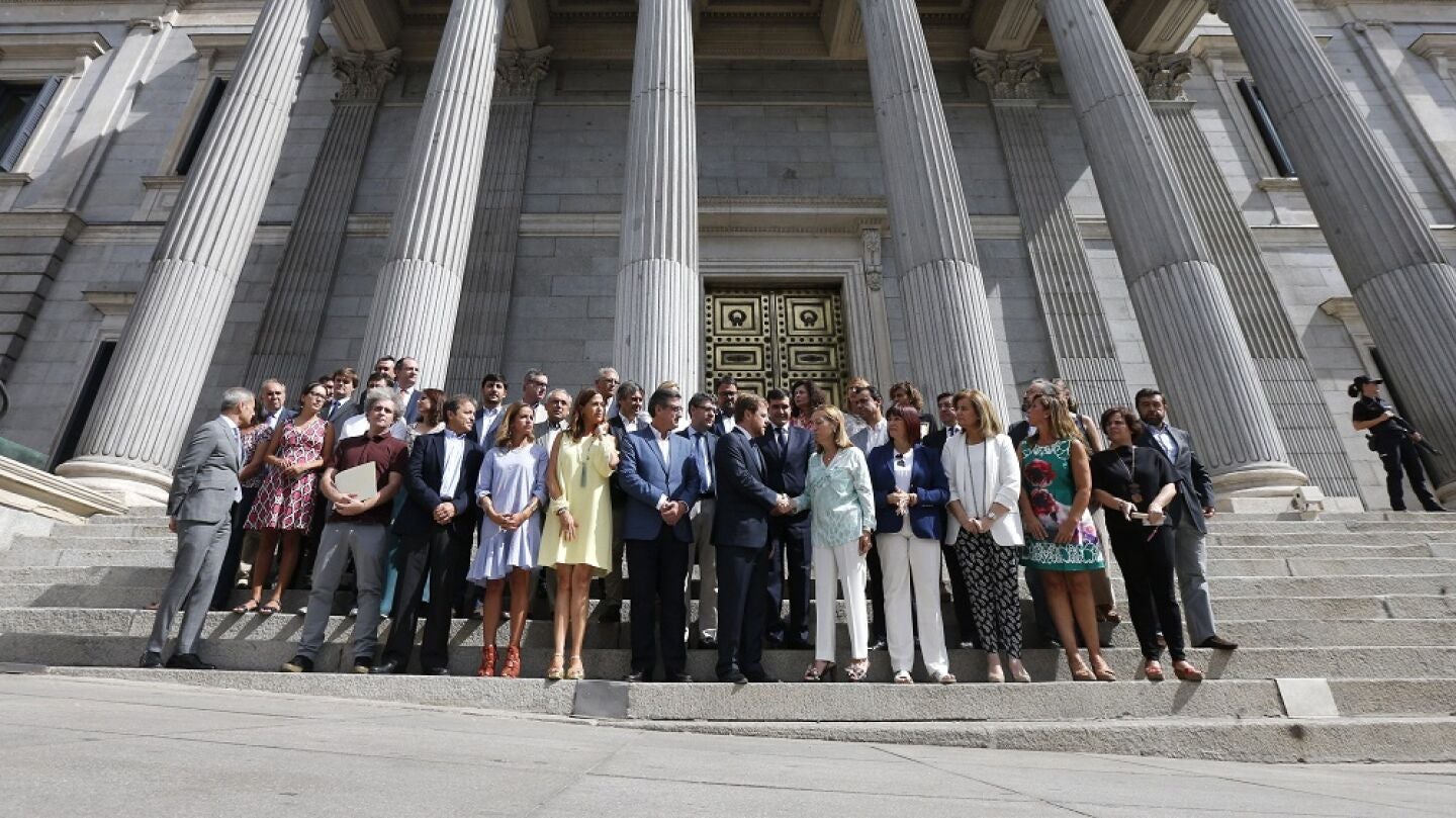 inuto de silencio en el exterior del Congreso de los Diputados
