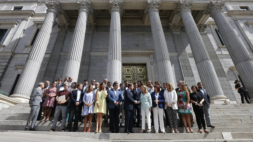 inuto de silencio en el exterior del Congreso de los Diputados inuto de silencio en el exterior del Congreso de los Diputados
