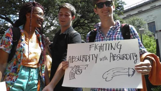 Estudiantes de Texas protestan contra la ley que permite portar armas en las universidades Estudiantes de Texas protestan contra la ley que permite portar armas en las universidades