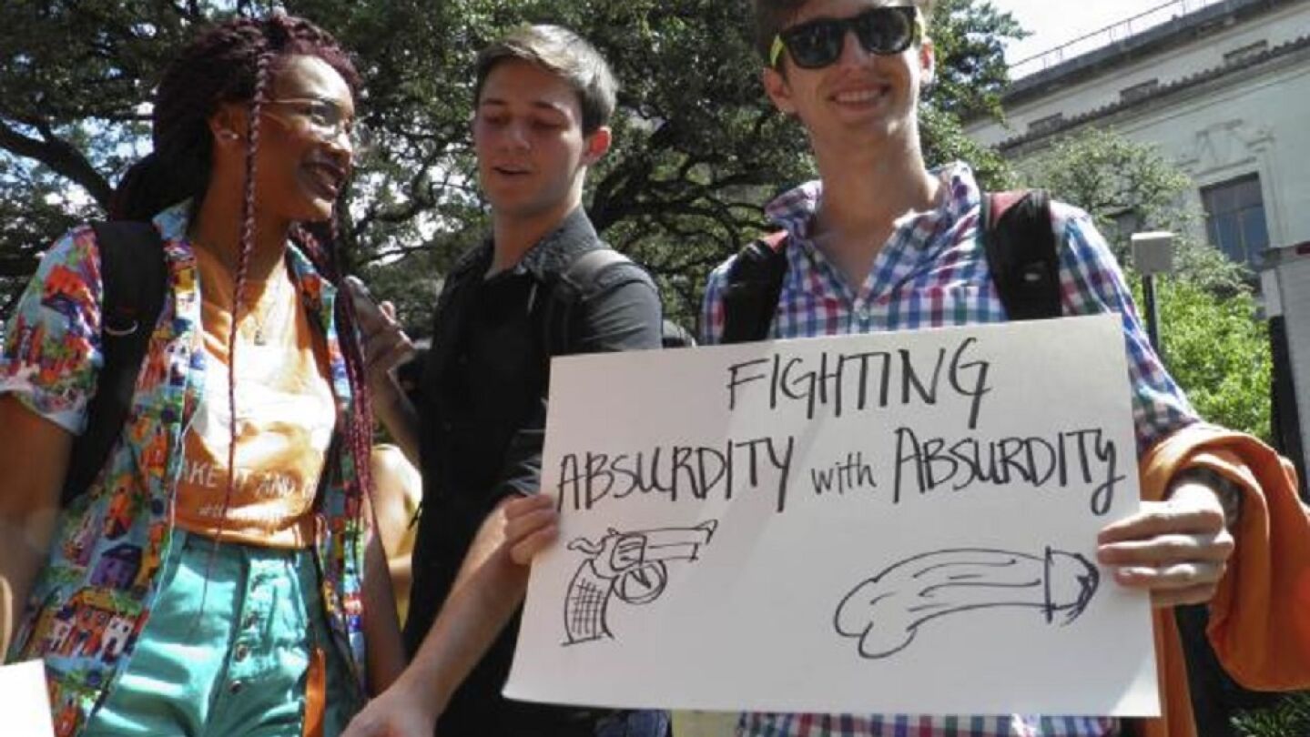 Estudiantes de Texas protestan contra la ley que permite portar armas en las universidades