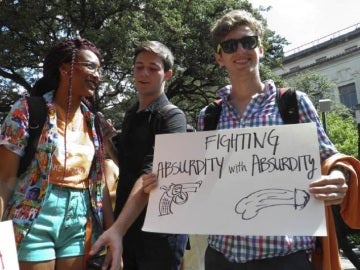 Estudiantes de Texas protestan contra la ley que permite portar armas en las universidades Estudiantes de Texas protestan contra la ley que permite portar armas en las universidades