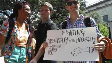 Estudiantes de Texas protestan contra la ley que permite portar armas en las universidades Estudiantes de Texas protestan contra la ley que permite portar armas en las universidades