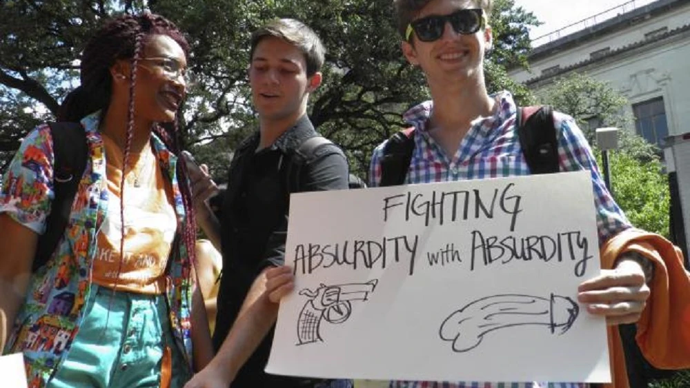 Estudiantes de Texas protestan contra la ley que permite portar armas en las universidades