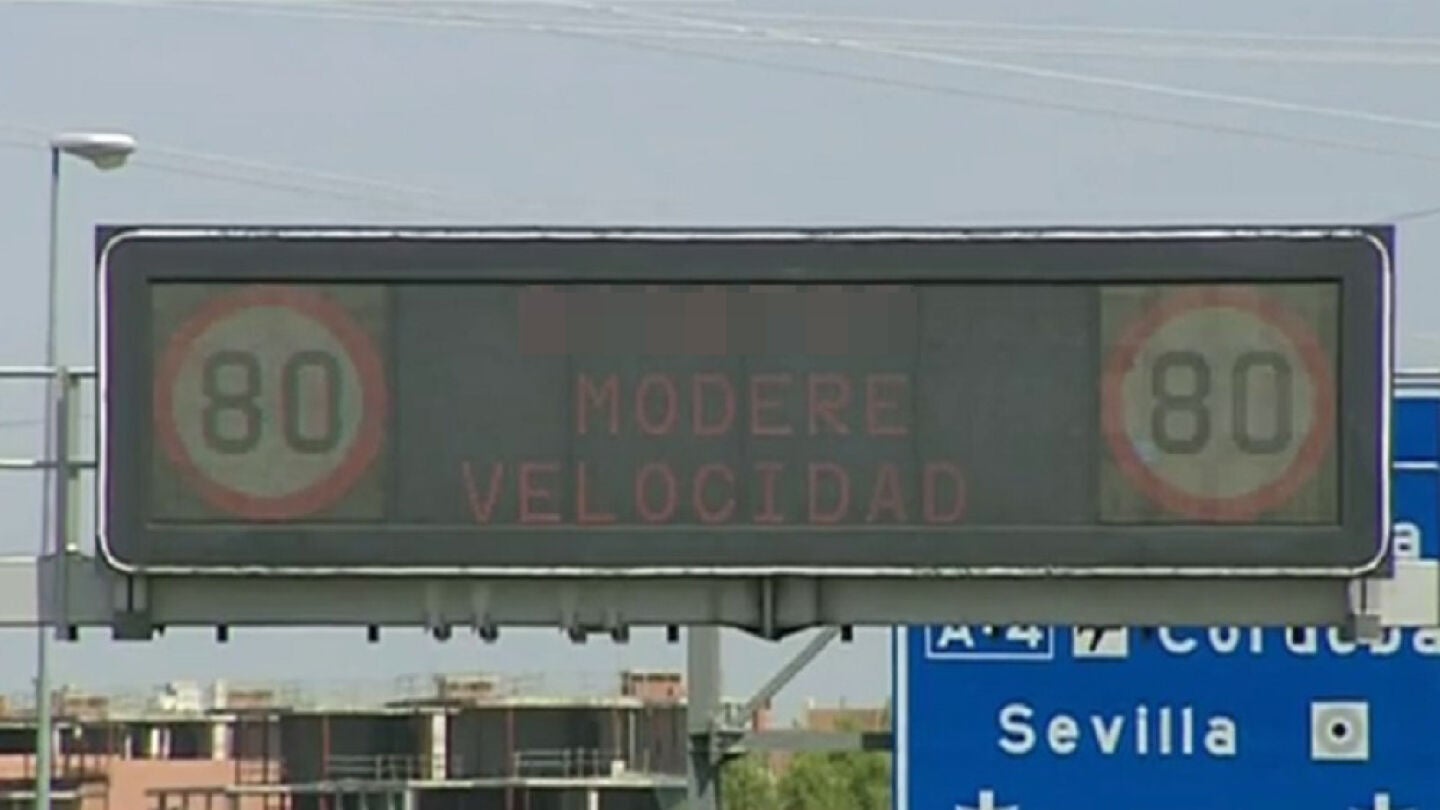 Panel que expone las matr&iacute;culas con exceso de velocidad