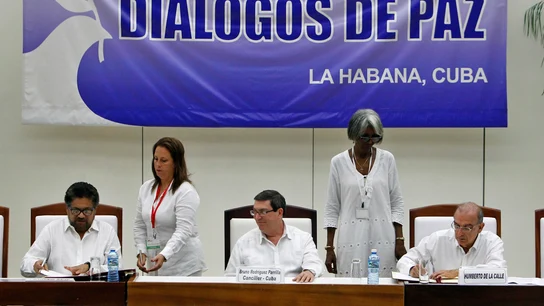 El segundo jefe de las FARC firma el acuerdo de paz El segundo jefe de las FARC firma el acuerdo de paz