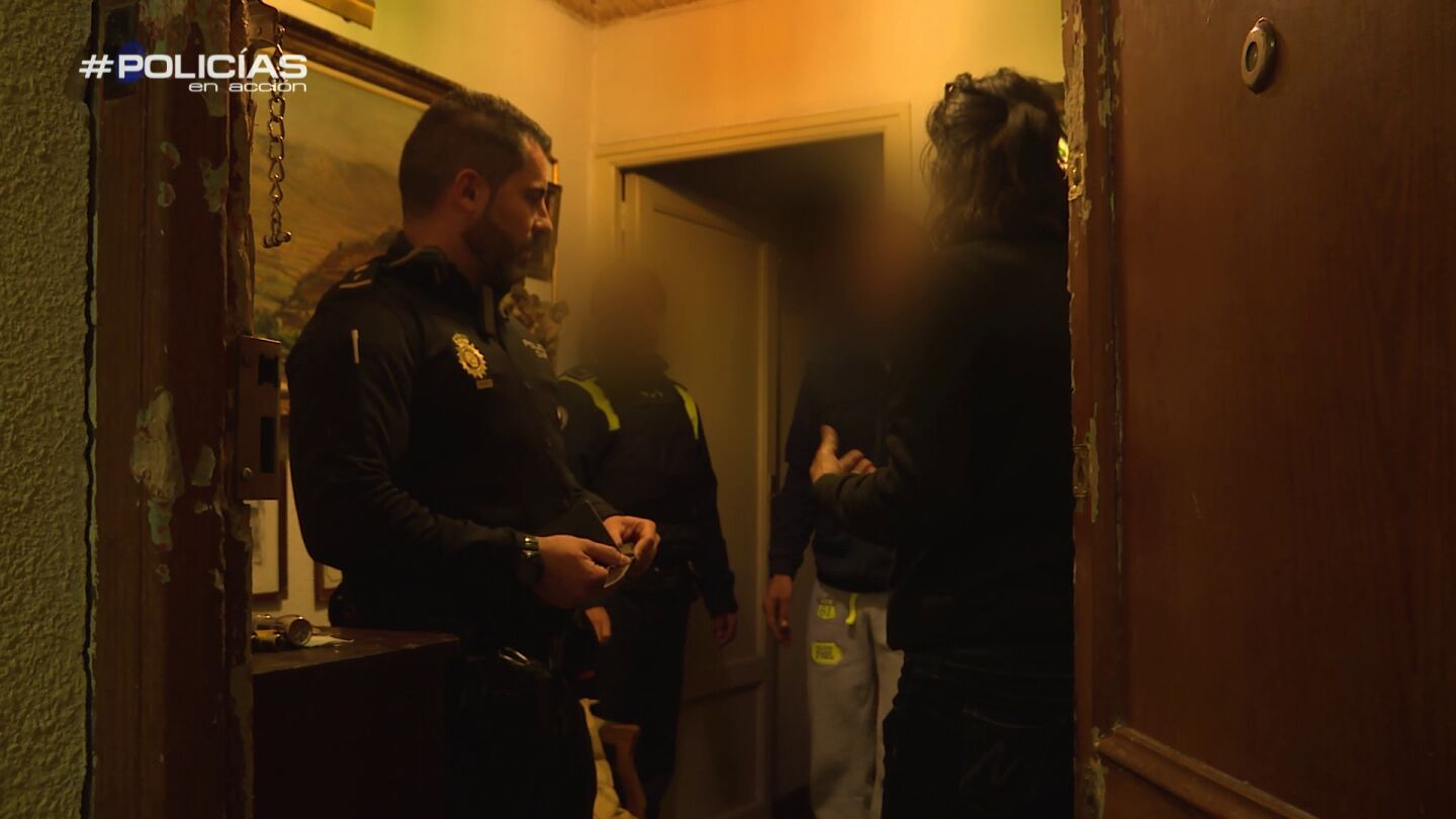 La due&ntilde;a del piso hablando con la Polic&iacute;a tras el suceso