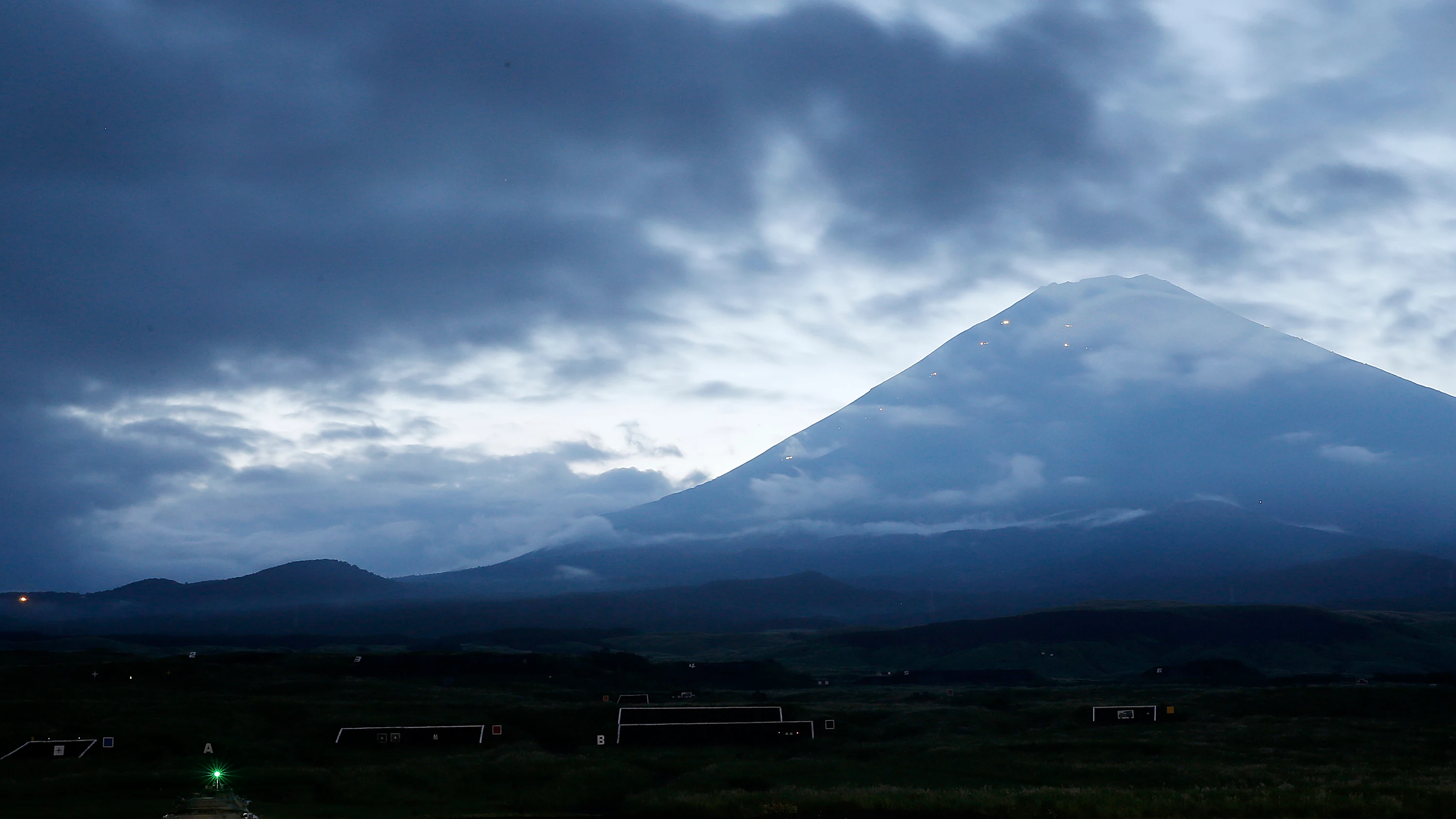 Imagen del monte Fuji a la hora de caer la noche.