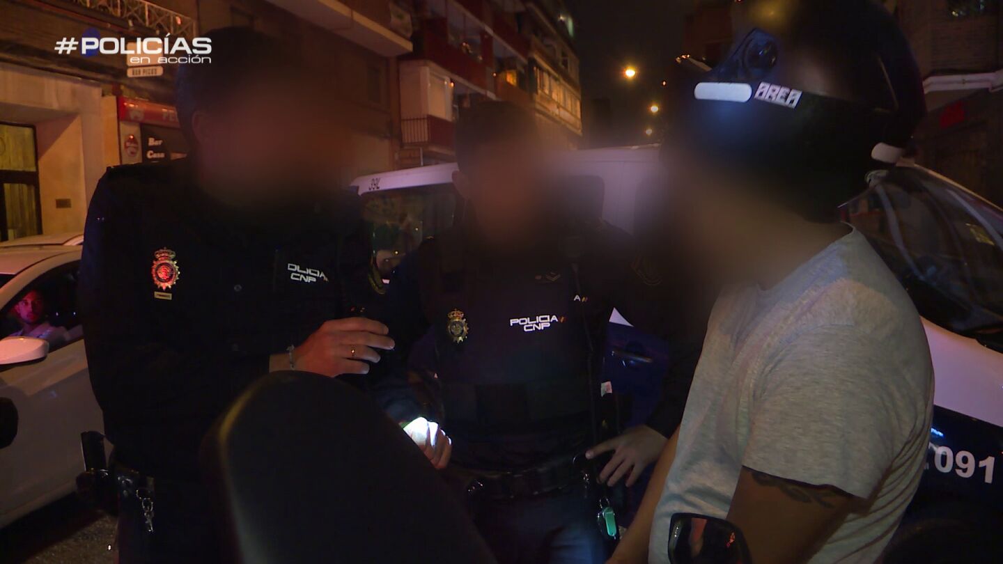 La Polic&iacute;a hablando con el motorista ebrio
