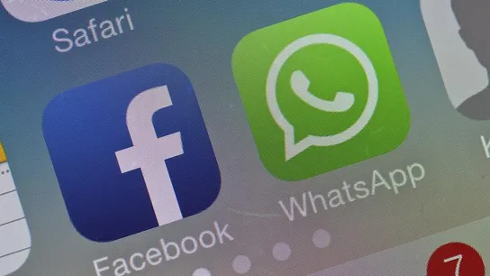 Los logotipos de Facebook y WhatsApp en la pantalla de un móvil Los logotipos de Facebook y WhatsApp en la pantalla de un móvil