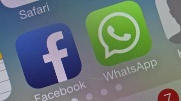 Los logotipos de Facebook y WhatsApp en la pantalla de un móvil