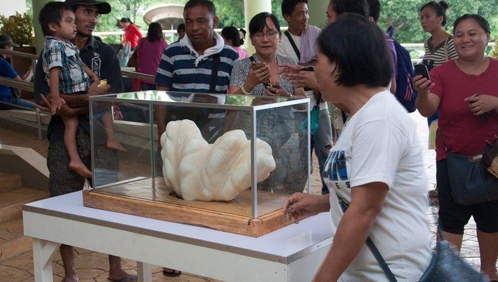 Ciudadanos filipinos contemplan y fotografían la perla gigante