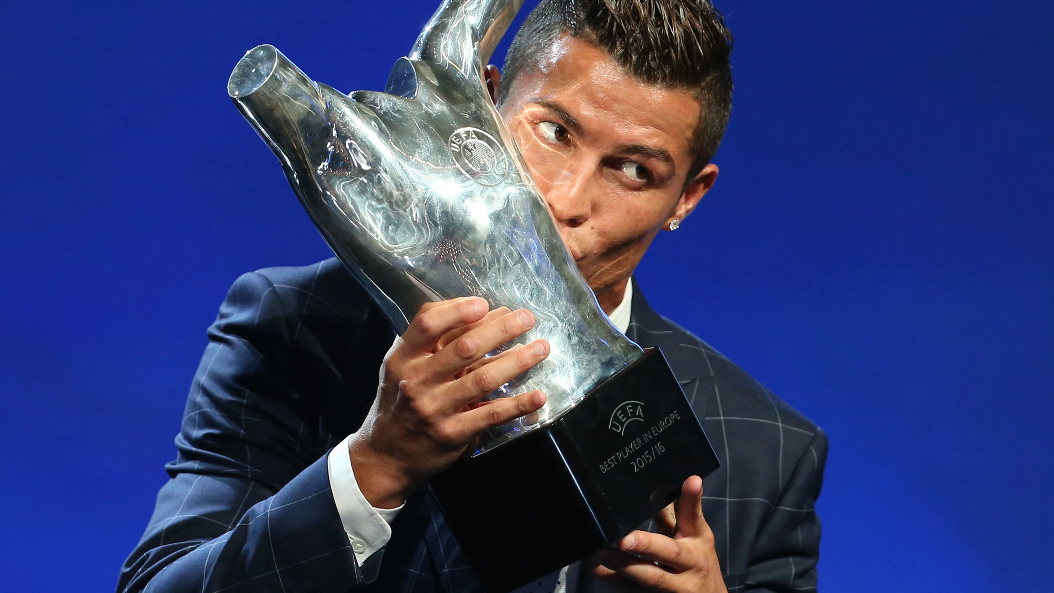 Cristiano, posando con el trofeo de mejor jugador de la UEFA 2016.