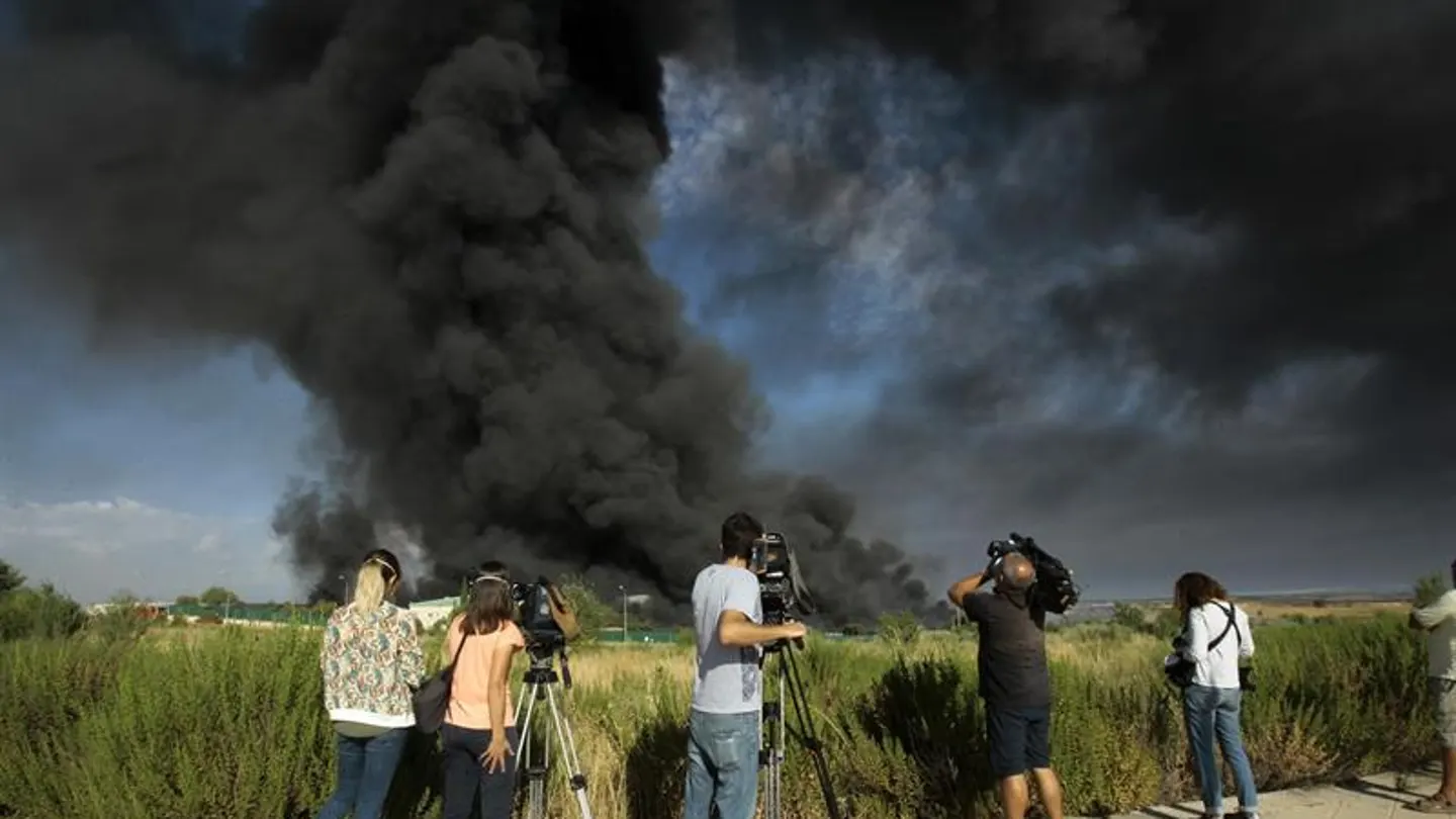 Una gran columna de humo provocada a consecuencia del incendio de Chiloeches Una gran columna de humo provocada a consecuencia del incendio de Chiloeches