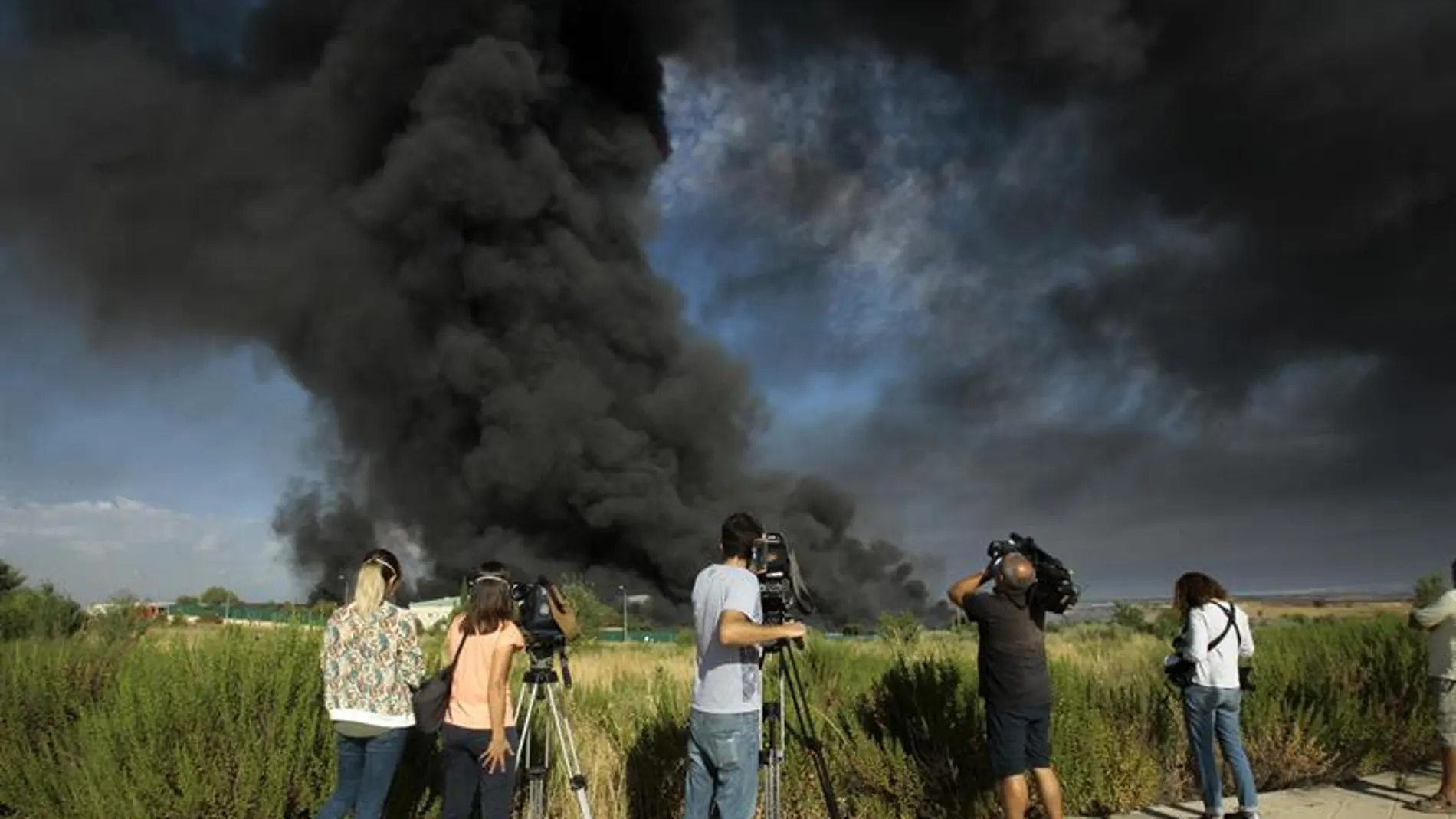 Una gran columna de humo provocada a consecuencia del incendio de Chiloeches