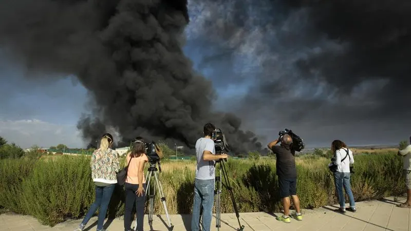 Una gran columna de humo provocada a consecuencia del incendio de Chiloeches