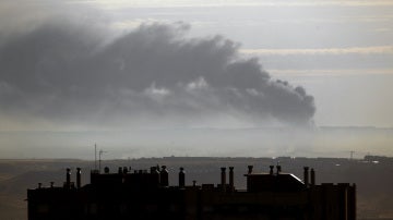 Una gran columna de humo se aprecia en el horizonte desde la zona norte de Madrid como consecuencia del incendio