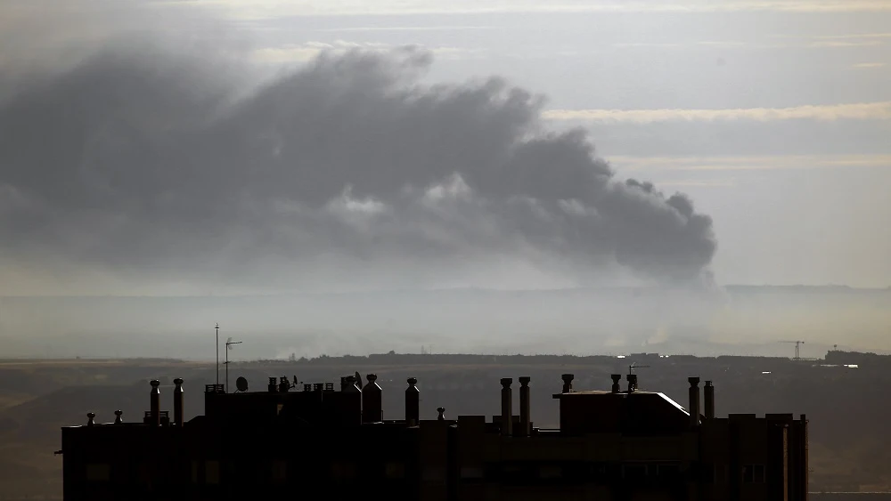 Una gran columna de humo se aprecia en el horizonte desde la zona norte de Madrid como consecuencia del incendio Una gran columna de humo se aprecia en el horizonte desde la zona norte de Madrid como consecuencia del incendio