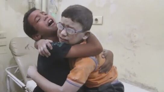 Ni&ntilde;os sirios lloran desconsolados en Alepo
