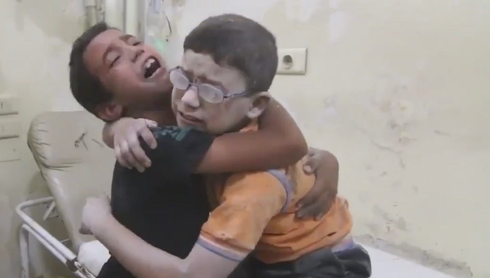 Niños sirios lloran desconsolados en Alepo