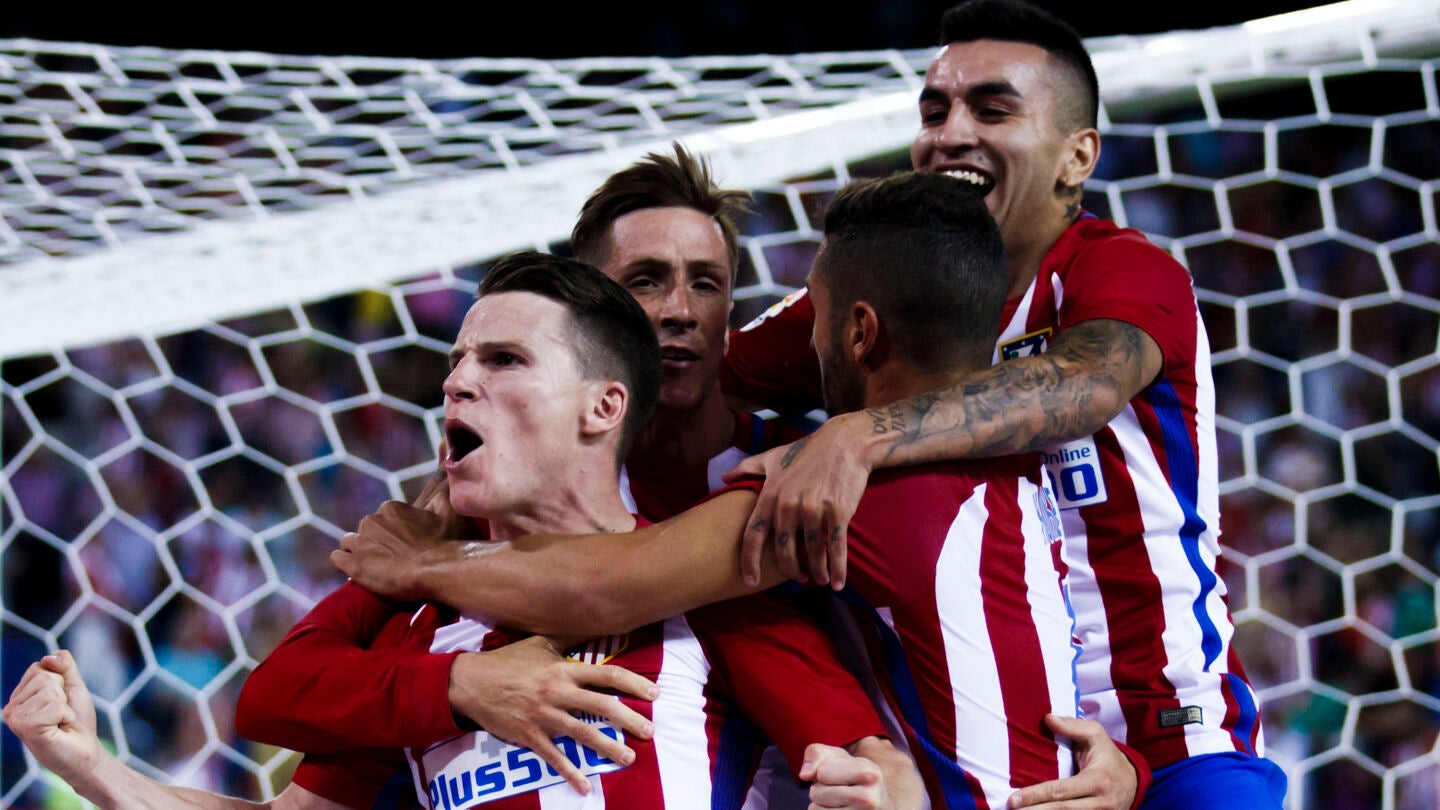 Gameiro celebrando con sus compa&ntilde;eros el 1-0 ante el Alav&eacute;s