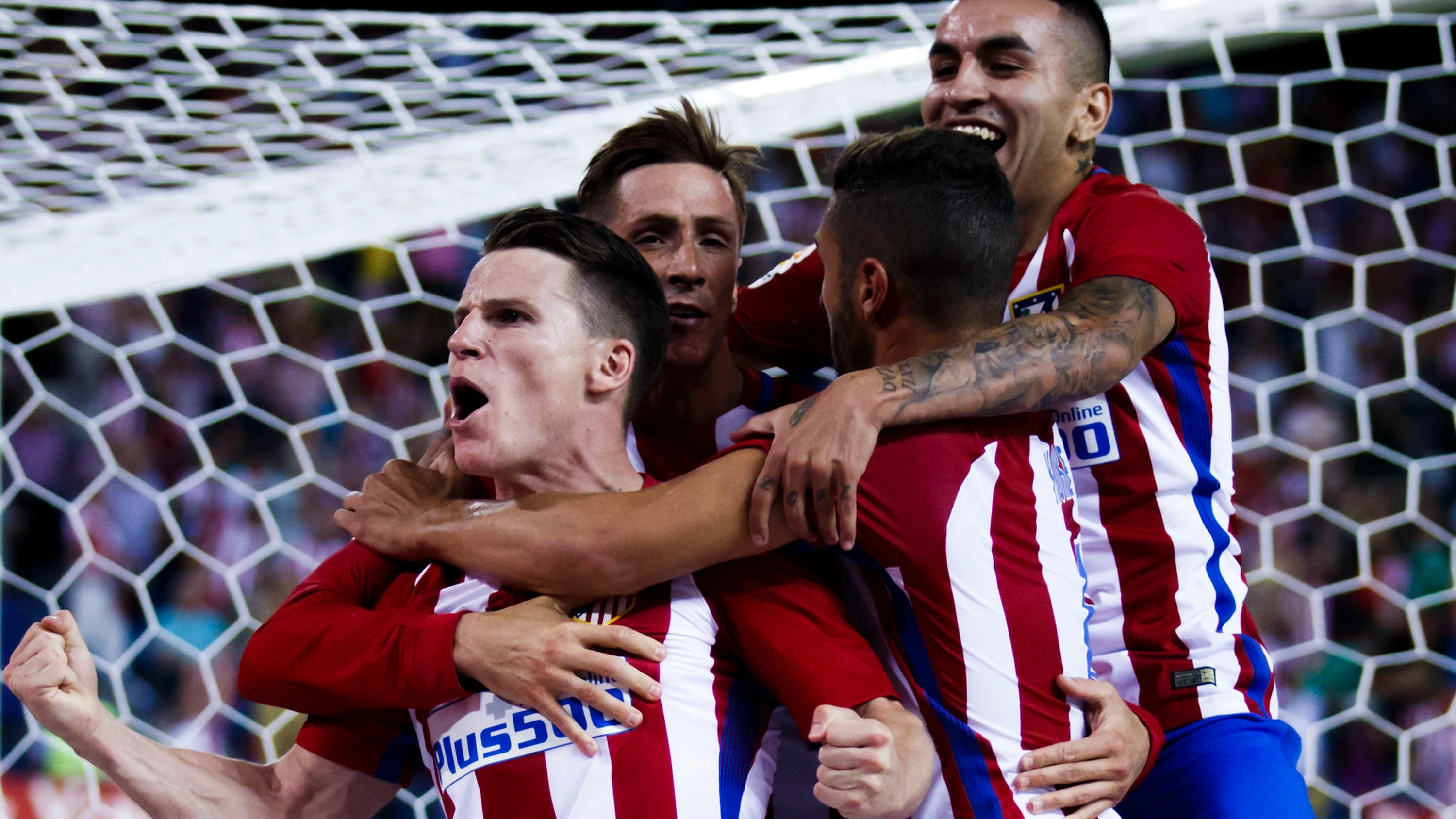 Gameiro celebrando con sus compañeros el 1-0 ante el Alavés