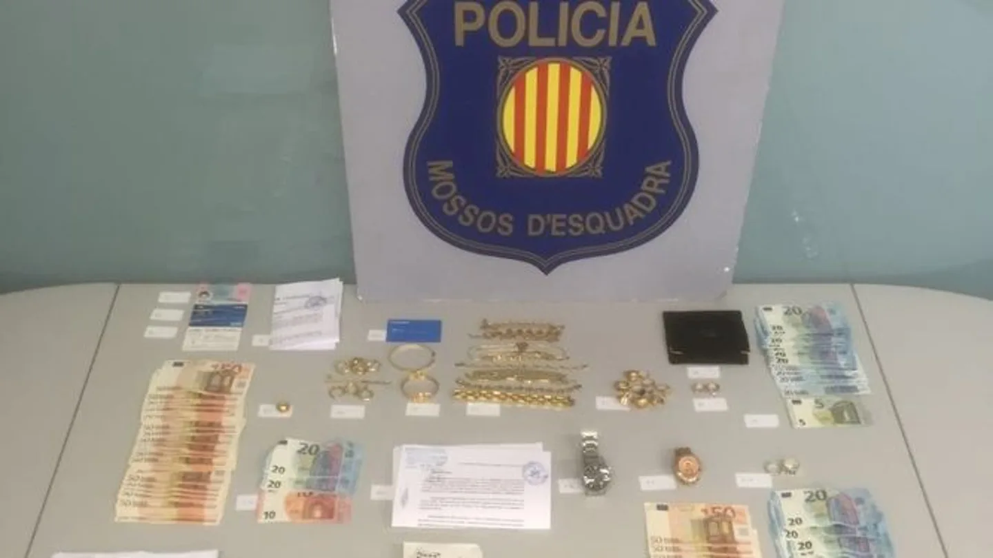 El dinero y las joyas que los detenidos habían robado El dinero y las joyas que los detenidos habían robado
