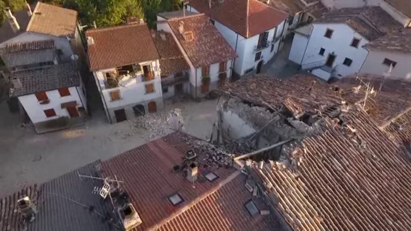 Frame 0.0 de: Nuevas im&aacute;genes grabadas con un dron muestran los da&ntilde;os del terremoto en las aldeas que rodean Amatrice
