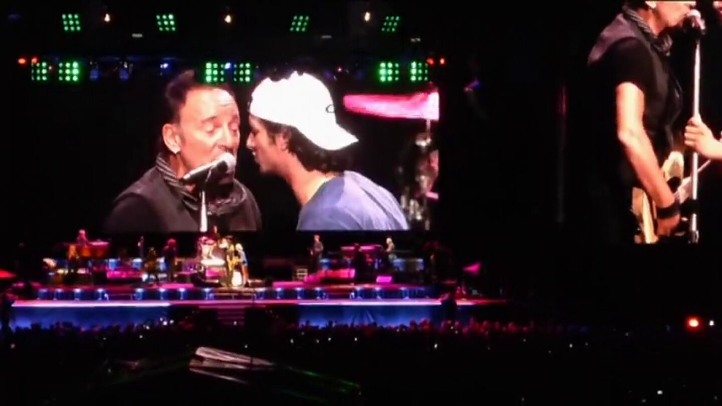 Frame 117.508212 de: Bruce Springsteen sube al escenario a un fan que le pidi&oacute; la canci&oacute;n 'Santa Claus is coming to town' y cantan juntos