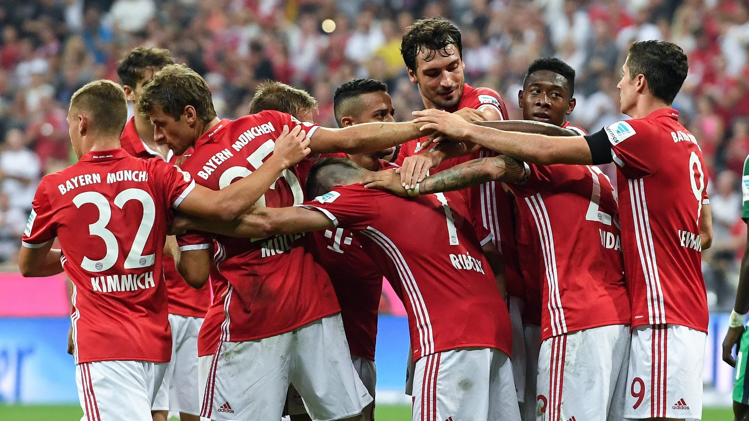 Los jugadores del Bayern celebrando juntos el gol de Ribery