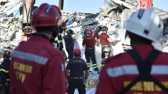 Bomberos recuperan el cuerpo sin vida de una víctima entre los escombros Bomberos recuperan el cuerpo sin vida de una víctima entre los escombros