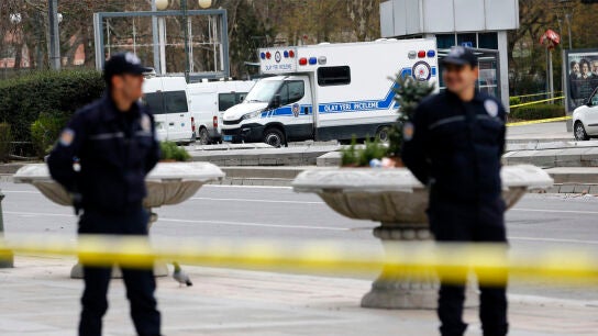 La polic&iacute;a turca monta guardia en el lugar donde se ha producido un atentado.