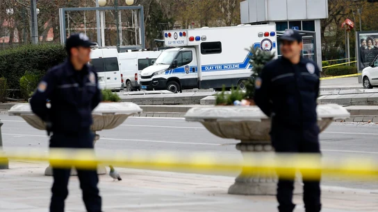 La policía turca monta guardia en el lugar donde se ha producido un atentado. La policía turca monta guardia en el lugar donde se ha producido un atentado.