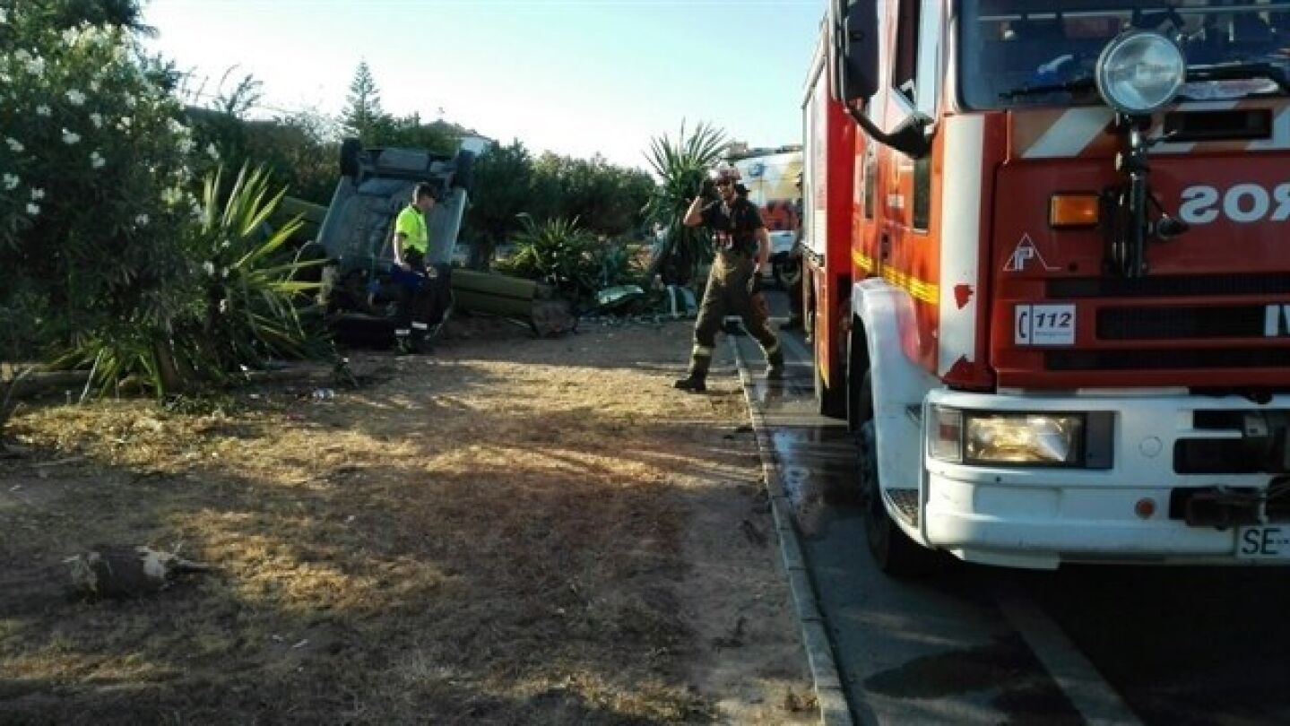 Los bomberos llegando al incendio 