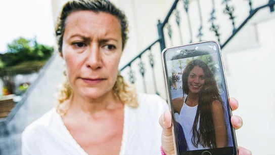 Fotografía de archivo de la madre de Diana Quer La madre de Diana Quer con una foto de su hija