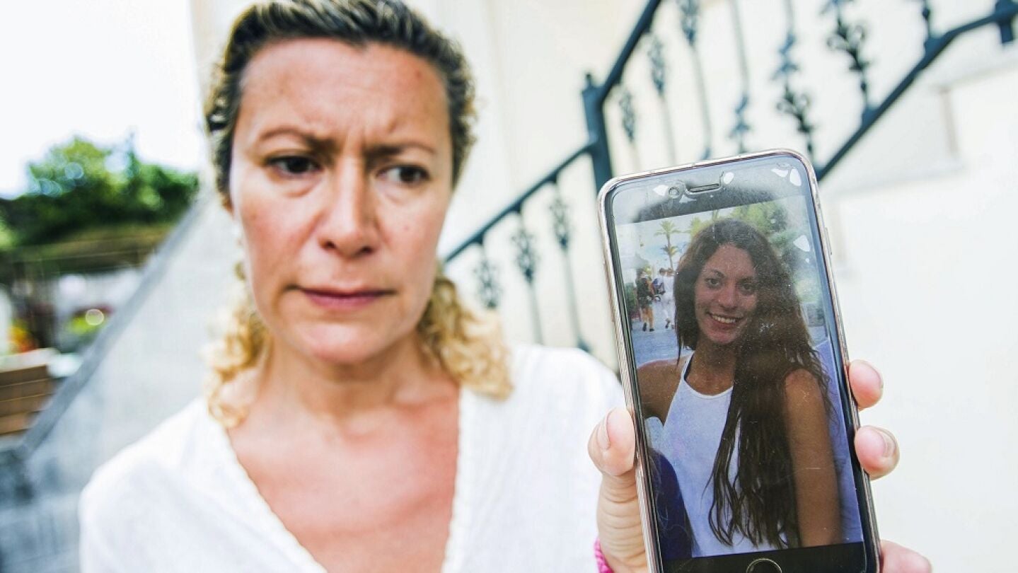 La madre de Diana Quer con una foto de su hija