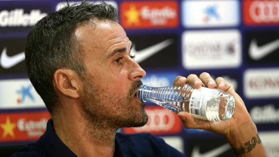 Luis Enrique bebe agua Luis Enrique bebe agua