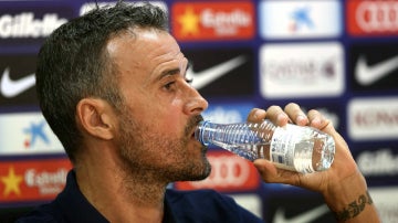 Luis Enrique bebe agua
